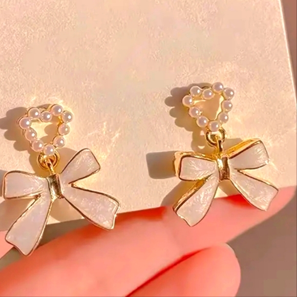 Sparkling Heart Shape Pearl Bow Earrings - Picture 2 of 3